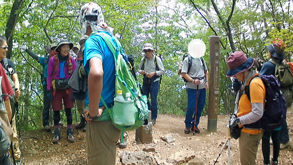 三頭山東峰に到着しました