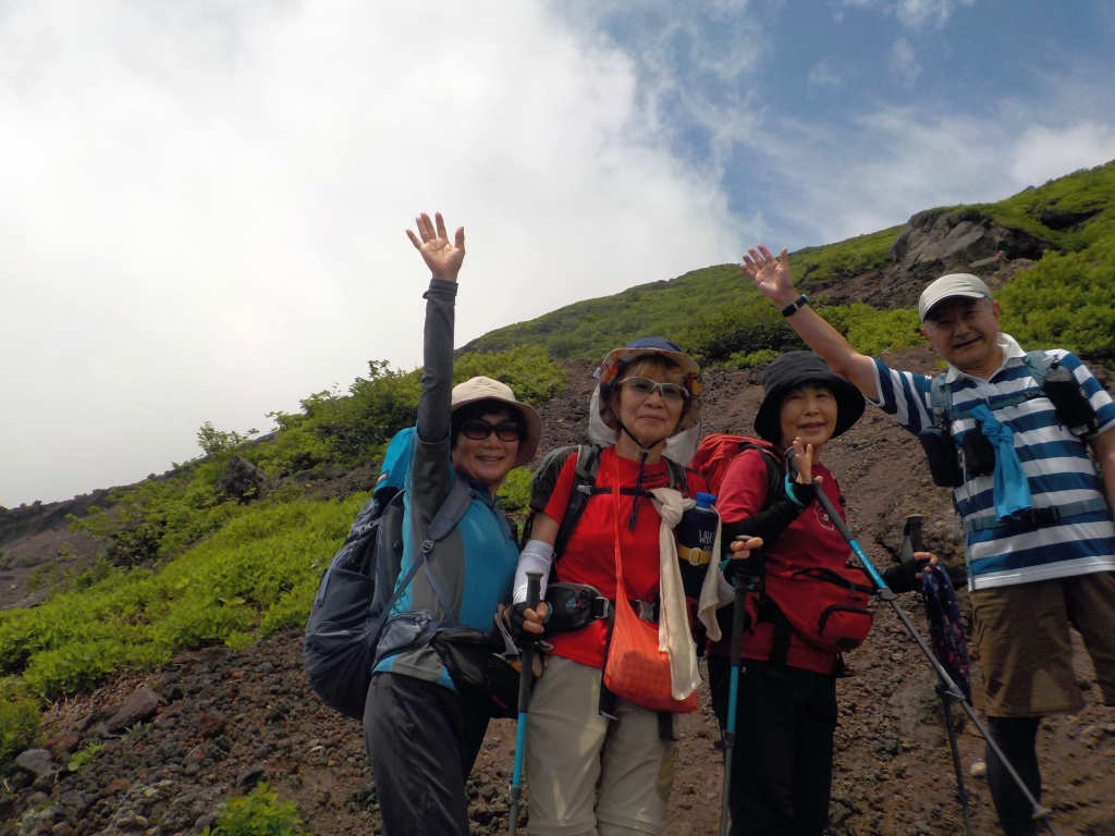 2日目岩手山。青空の下、旧道を登ります