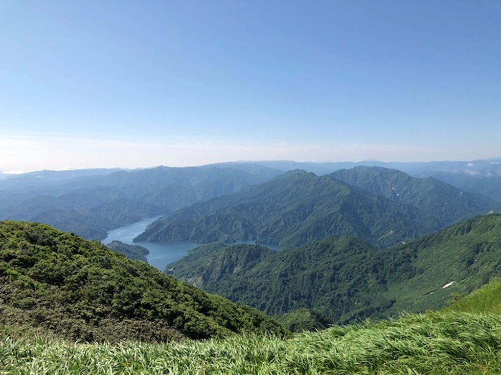 山頂手前、福島県側が見えた　眼下に田子倉湖、遠くに燧岳や男体山が
