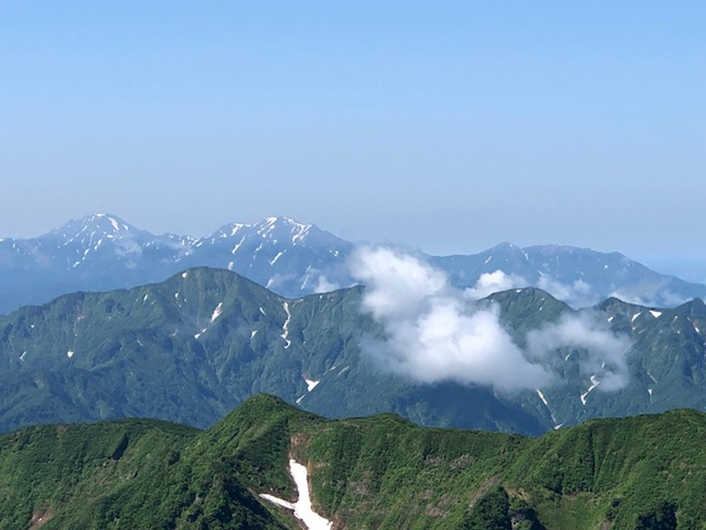 山頂から見えた八海山などの越後三山