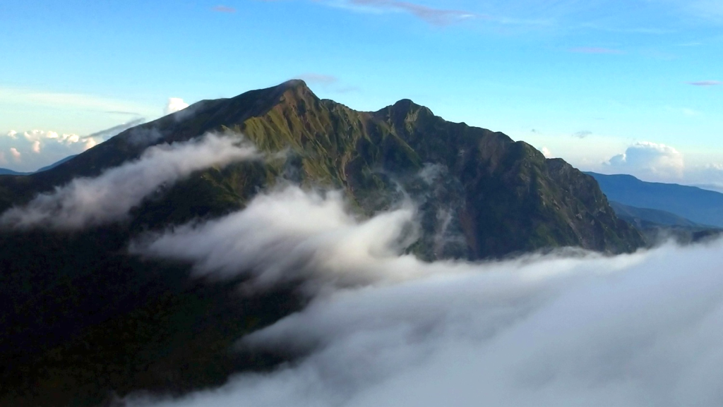 爺ヶ岳２ 湧き立つ雲の先に見える鹿島槍ヶ岳
