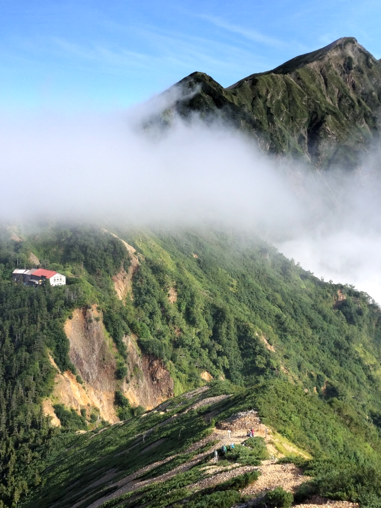 冷池１ 写真手前が冷乗越と冷池山荘、雲上に布引山と鹿島槍ヶ岳