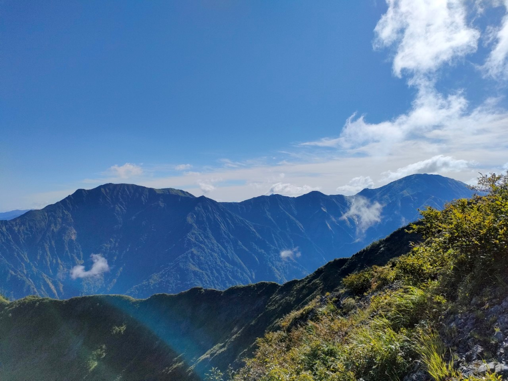 左に越後駒ケ岳、右に中の岳