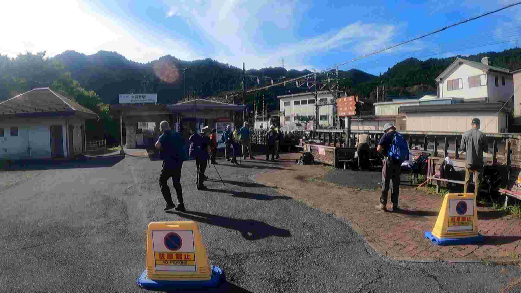 東吾野駅前で登山の準備中