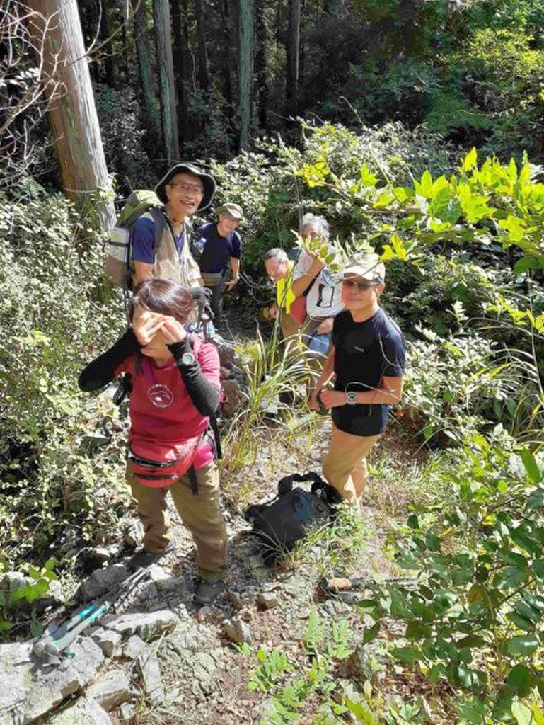 天覚山の登りで水分補給