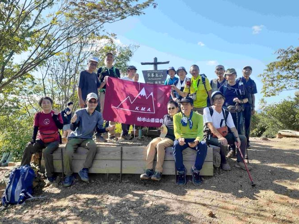 多峯主山で2回目の集合写真　あとは高麗駅までの下りのみ