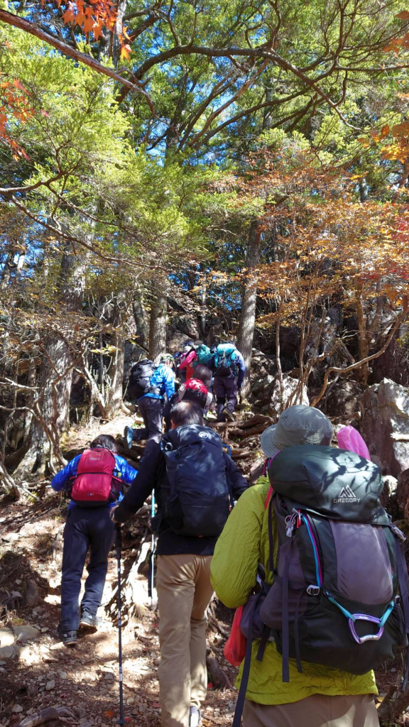 鶏冠山に向かう急登（岩場です）