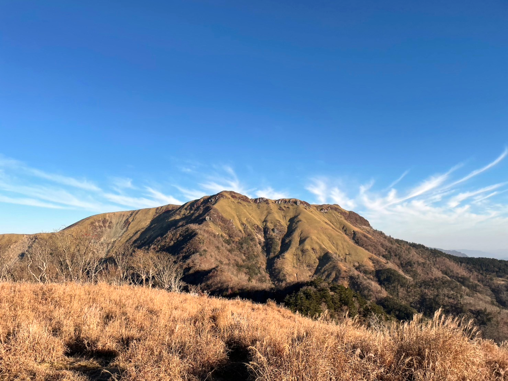 カヤハゲ（東熊山）から見る三嶺