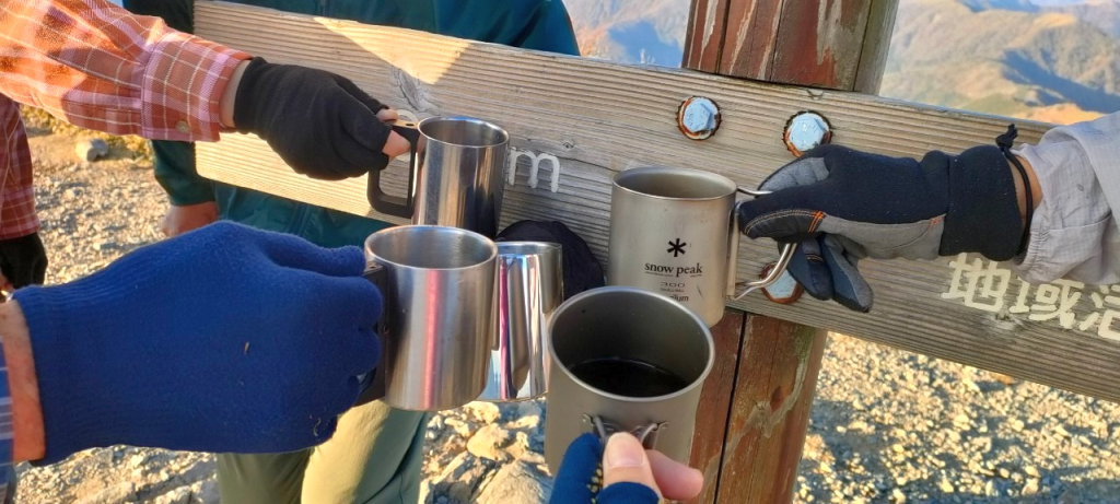 次郎笈山頂でコーヒーで乾杯！
