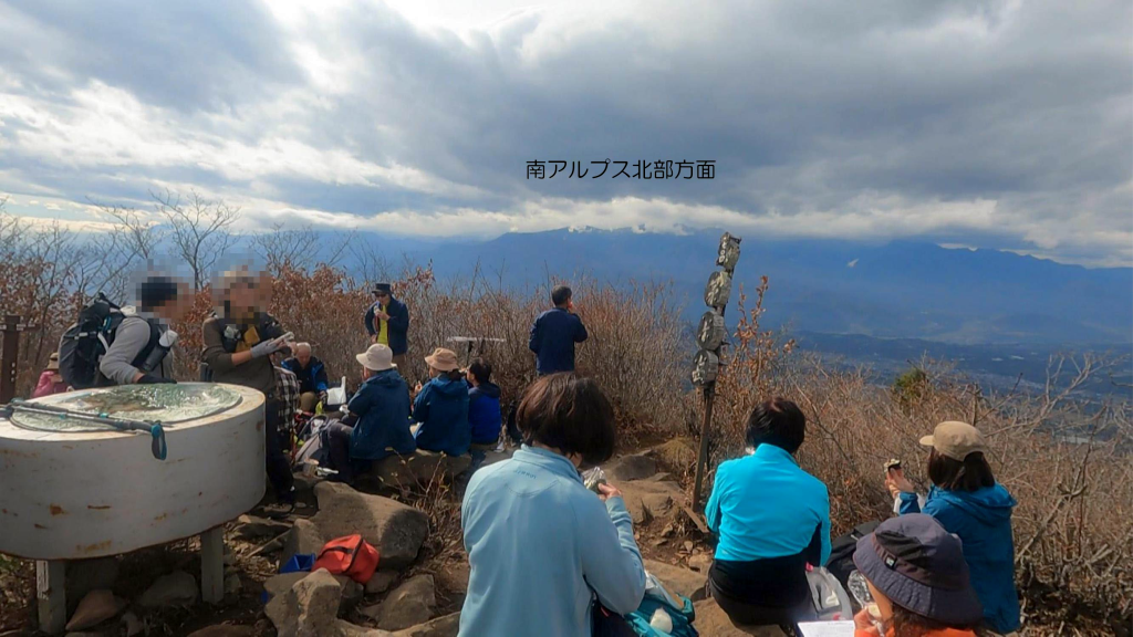 茅ケ岳山頂での昼食