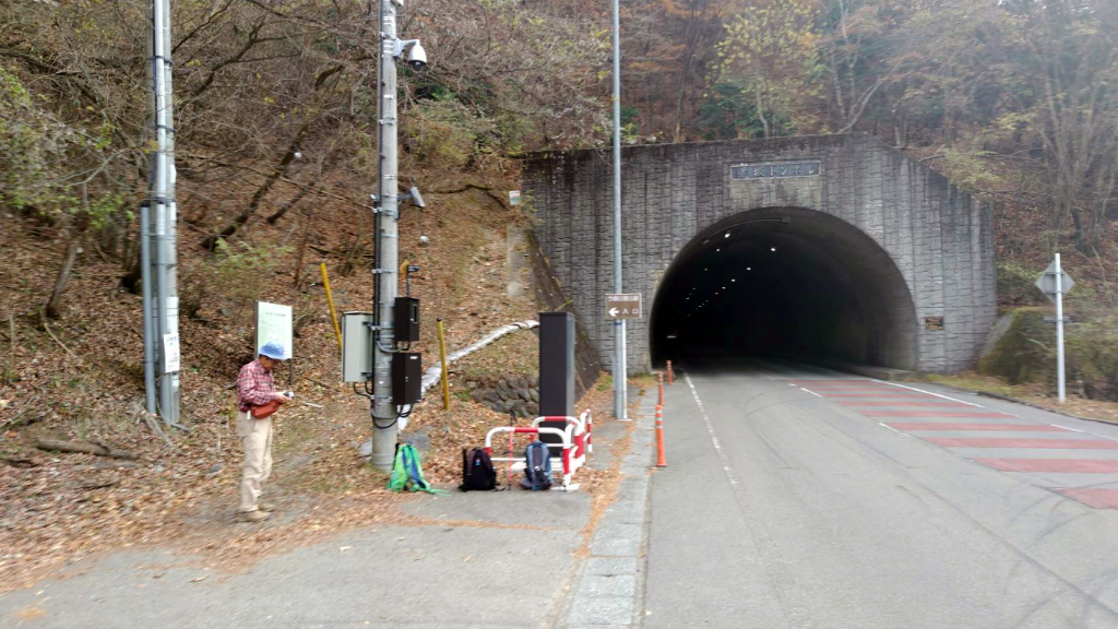 登山口の道坂トンネル方向