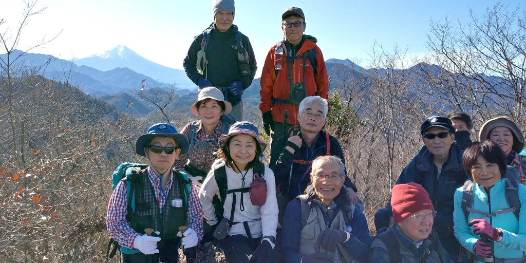 B班菊花山で富士山をバックに