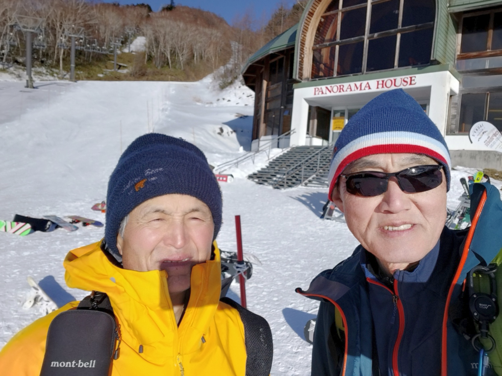 登山を終えてスキー場で記念写真