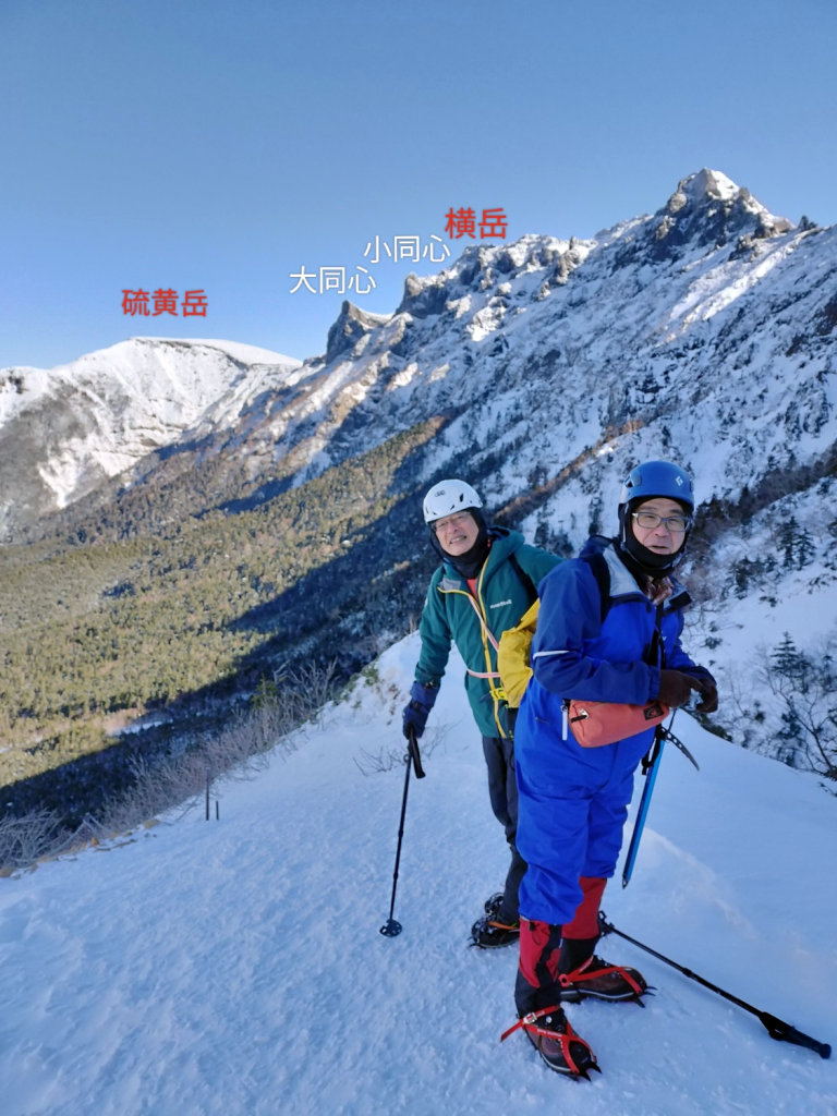 文三郎尾根２ 雪化粧した硫黄岳・横岳は無雪期とは別格の美しさだ 