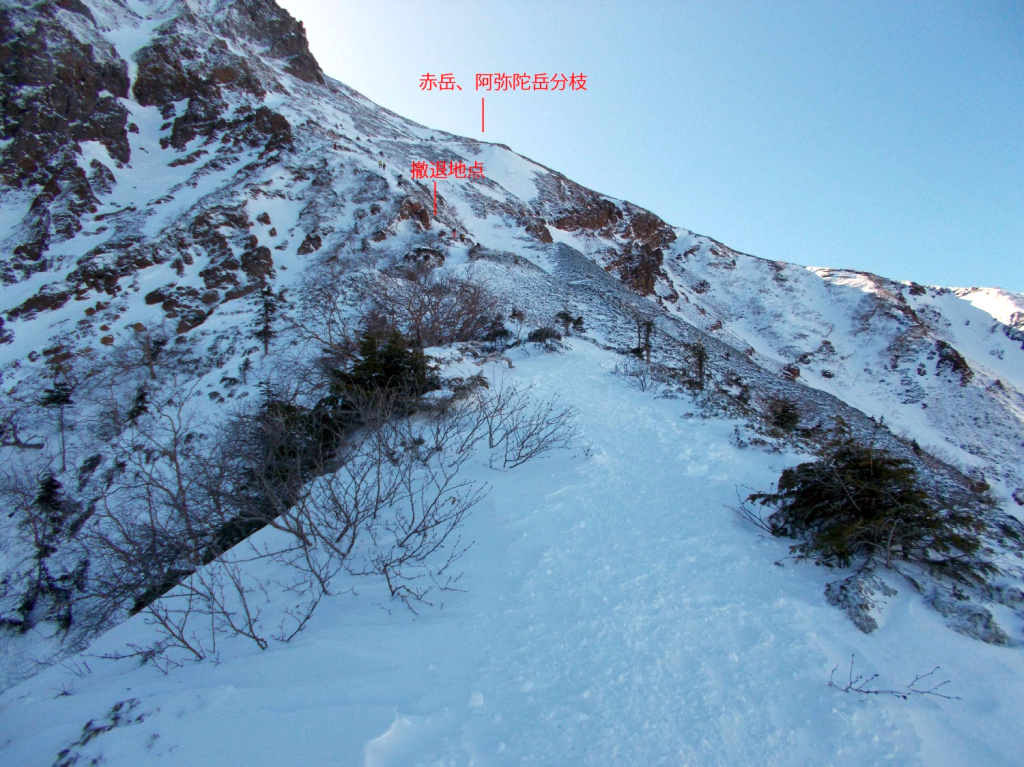 文三郎尾根４ 新雪でアイゼンの爪が利かず、危険を感じ撤退判断 
