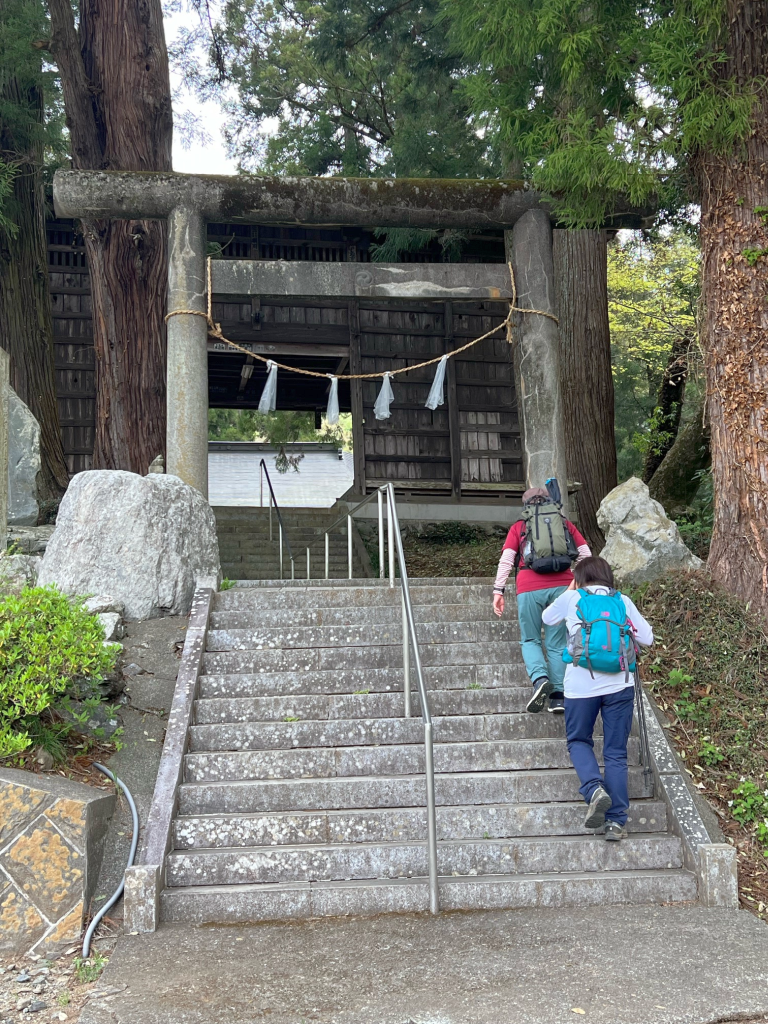 登山道入り口石楯尾小神社