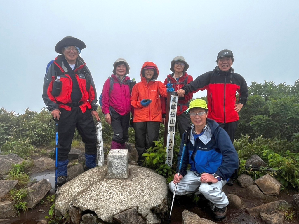 浅草岳山頂にて