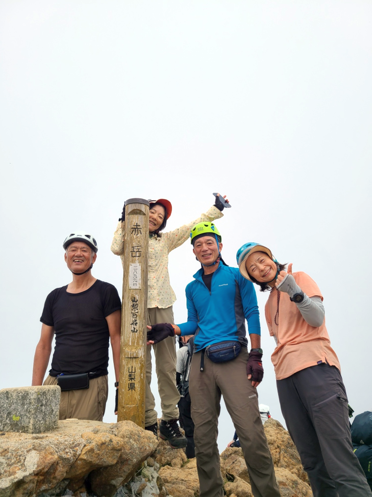 赤岳山頂に到着。今日はここまで。