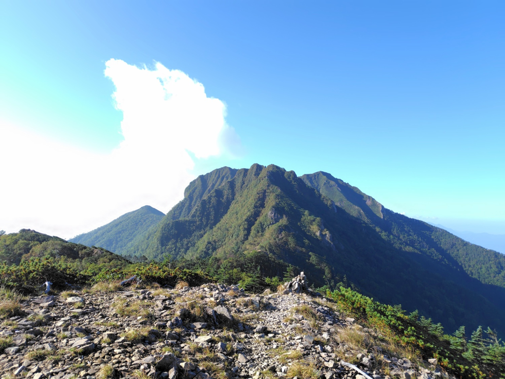 次はあの権現岳へ。