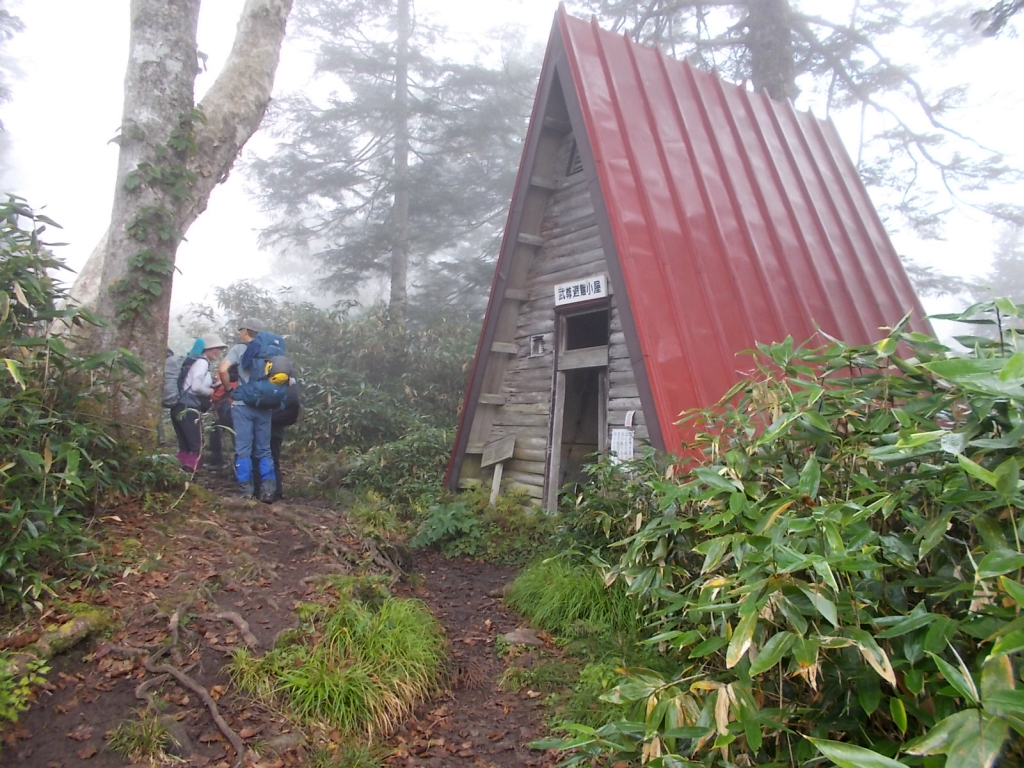 武尊避難小屋前で休憩