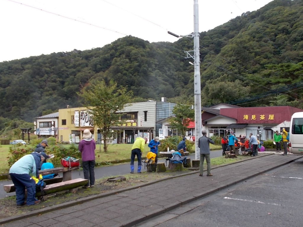 渓谷入口に並ぶ土産店前で準備中