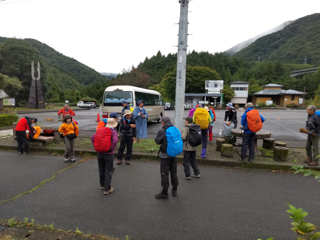 マイクロバスと龍王峡駅前の大駐車場