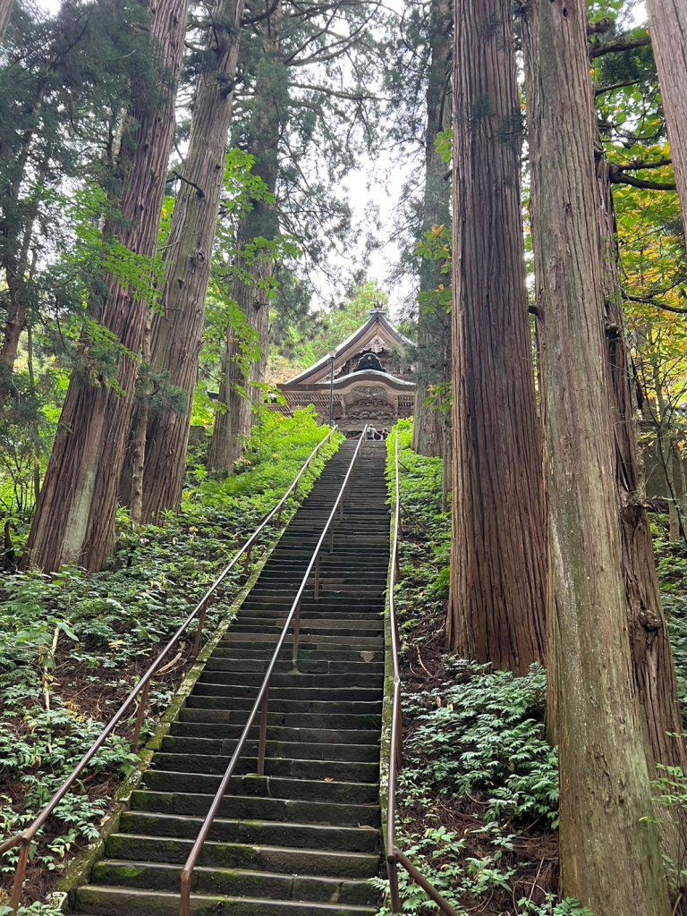 登山並みにキツイ宝光社の階段