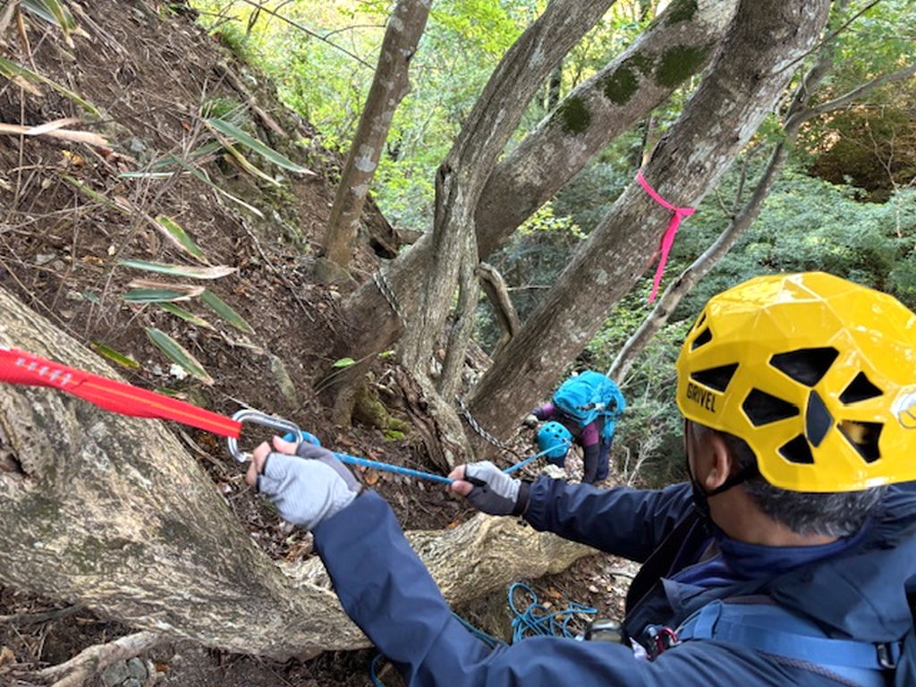 ほぼ垂直に降りる地点でロープを出す中村（雅）SL