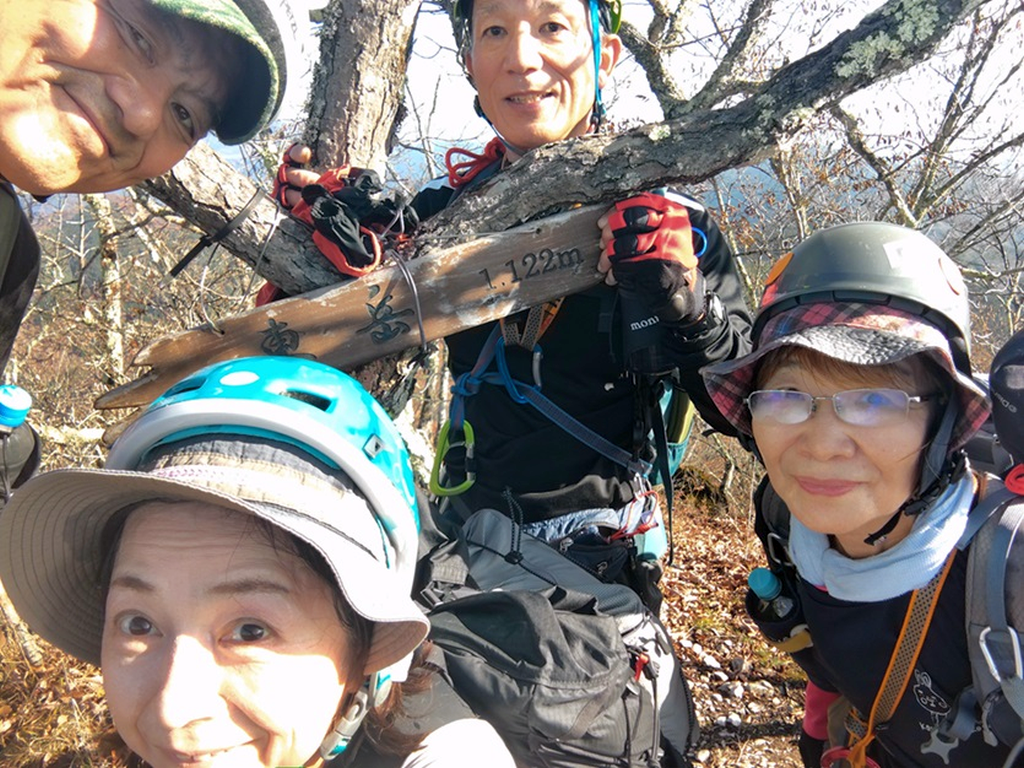 東岳登頂。リーダーの長いリーチで自撮り