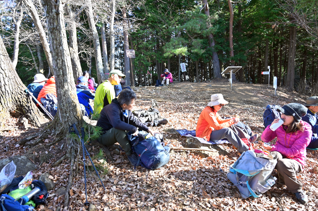 高畑山山頂で昼食