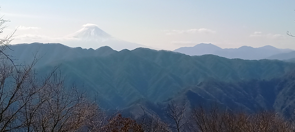 山頂から笠雲を被った富士山