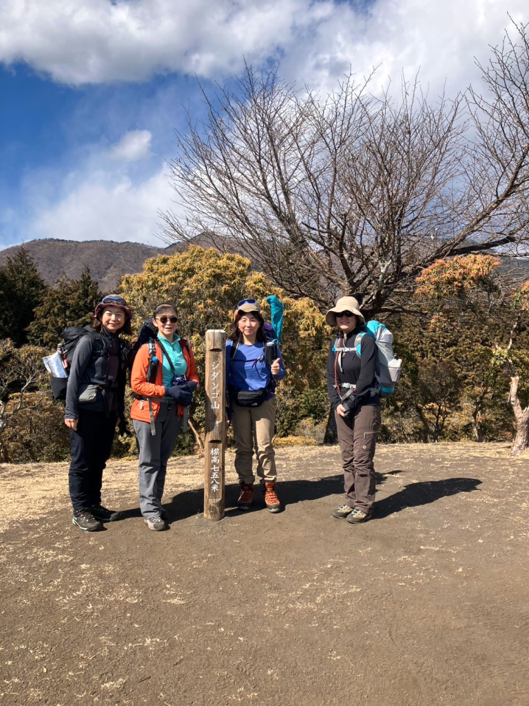 歩き出しより2時間弱でシダンゴ山