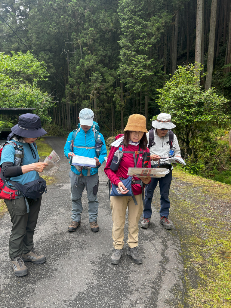 登山口で地図読み確認　B班