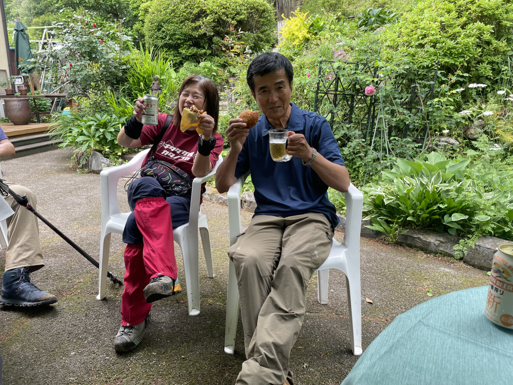 下山後カレーパンとビールで乾杯　A班