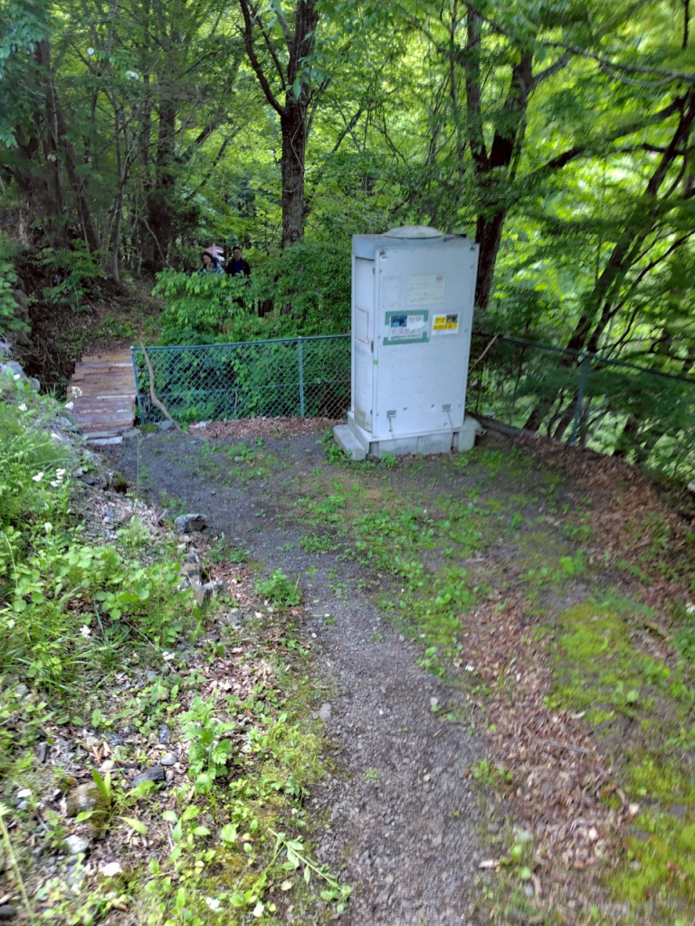 駐車場わきのトイレと登山口