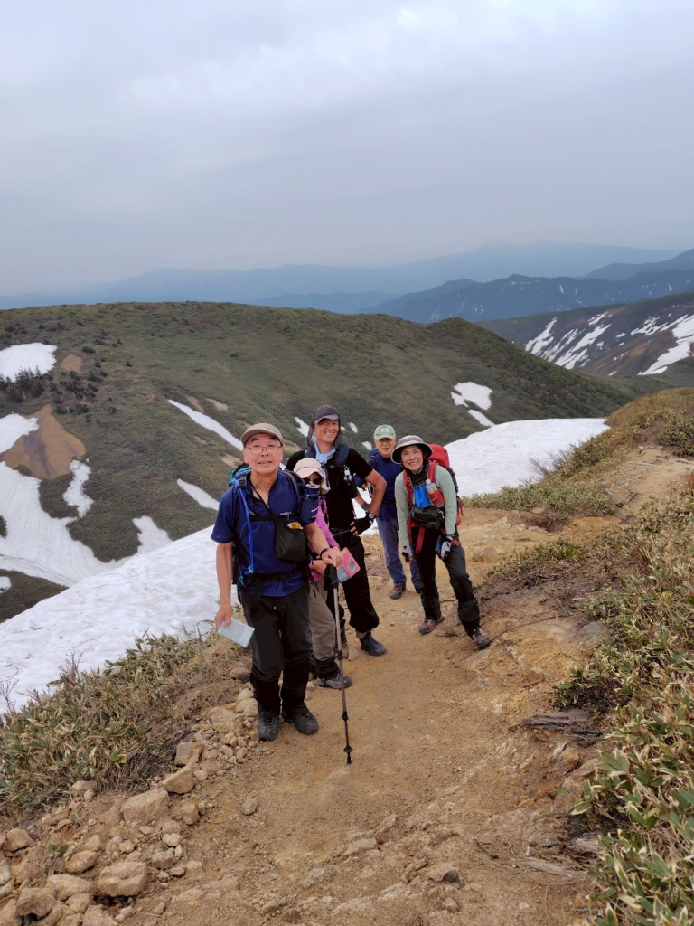 背景には苗場山も