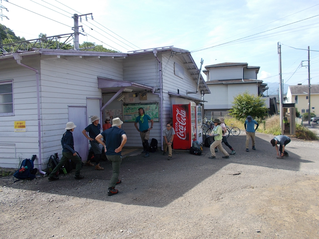 田野倉駅前で準備体操