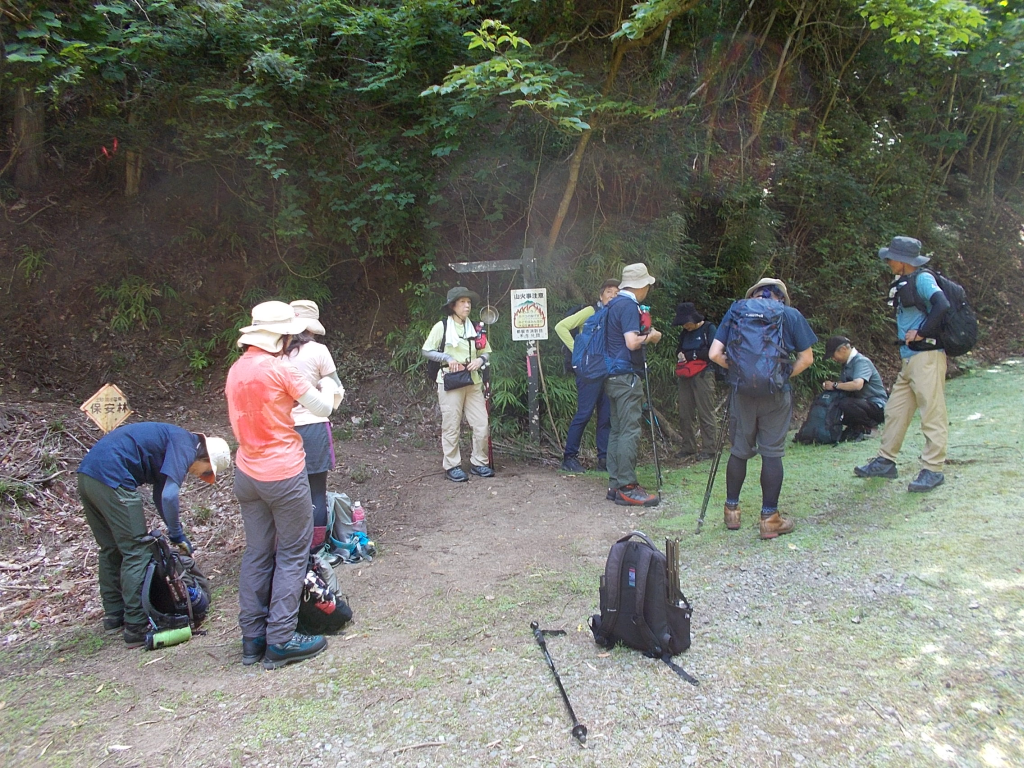 林道から登山道に入る分岐で小休止