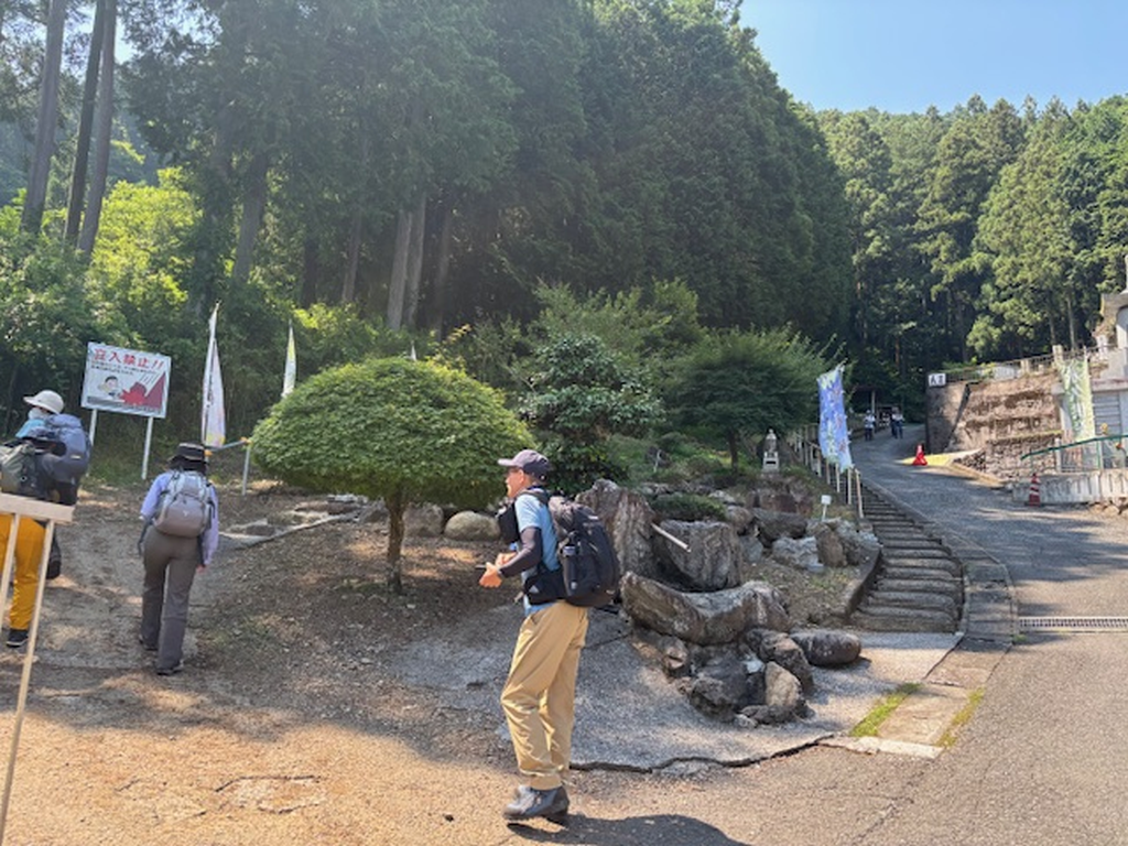 登山口（右奥には道を間違えて戻ってくるA班）