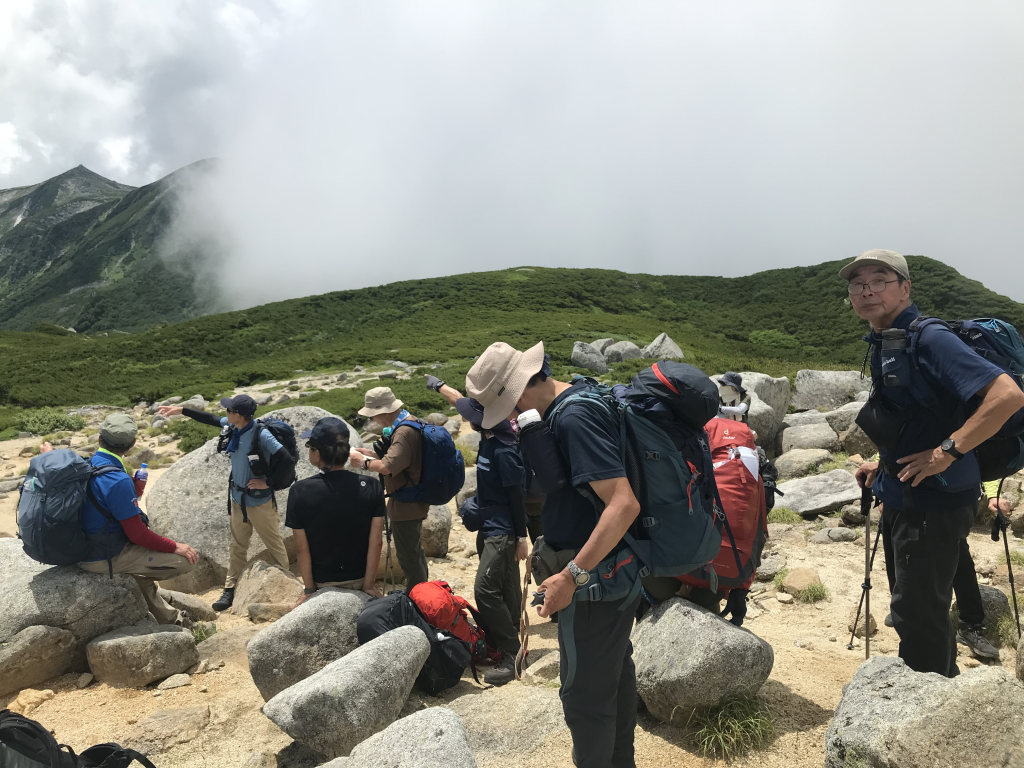 遭難記念碑前にて休息