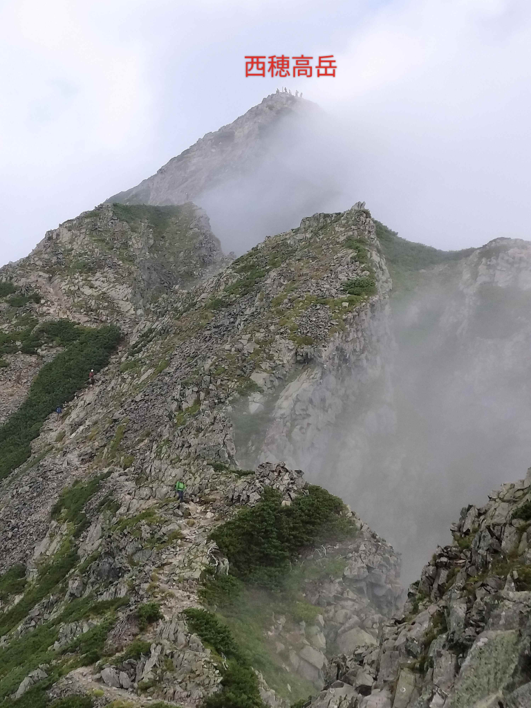 雲の合間から顔を出す西穂高岳