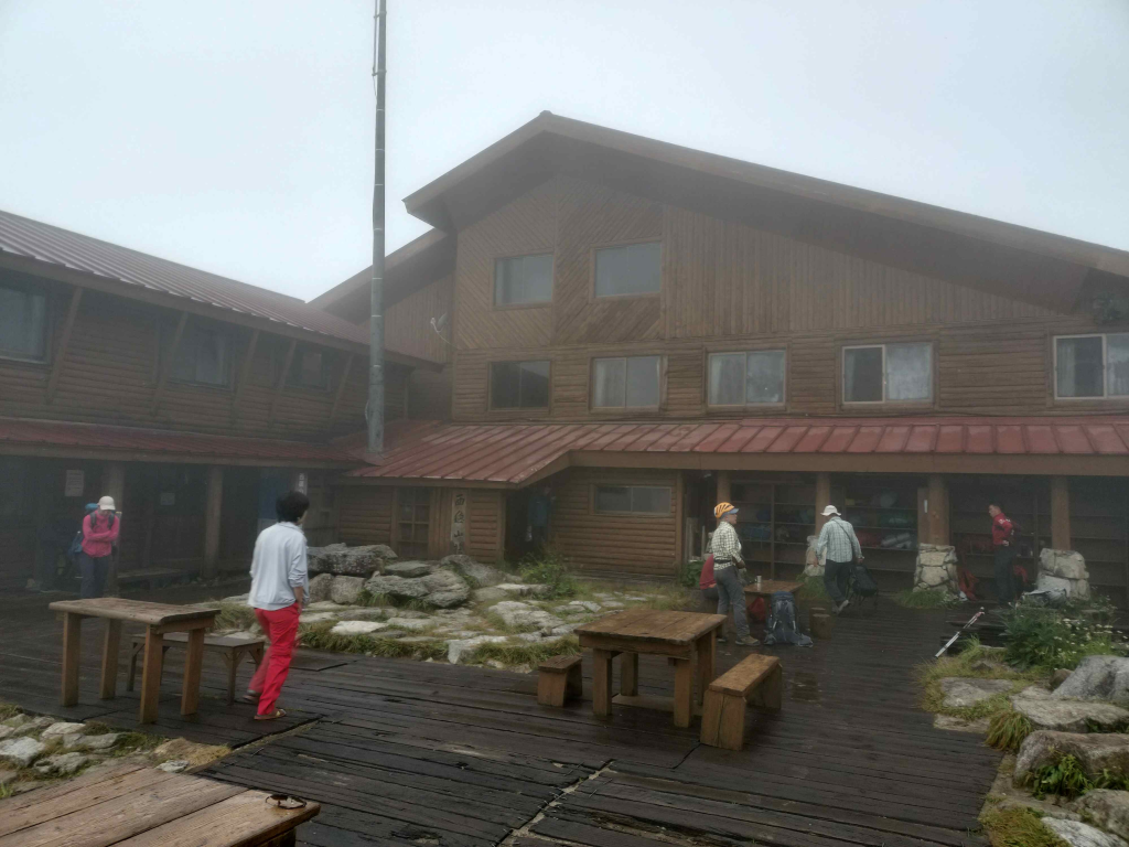 テン泊した西穂山荘と別れの朝