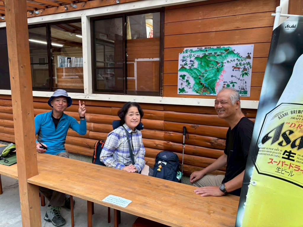 8月27日わさび平小屋で本隊の合流を待つ前泊組