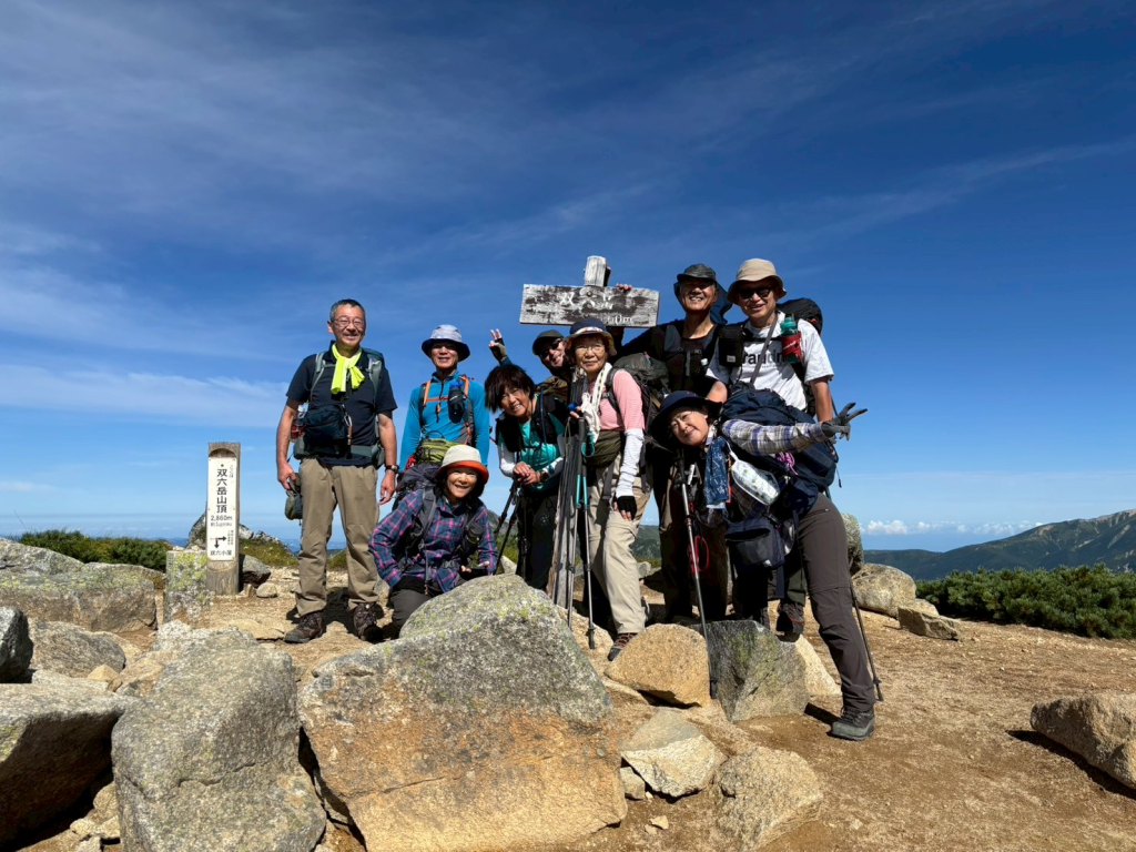 双六岳山頂での9人全員集合写真