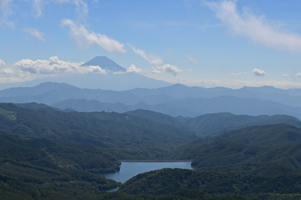 三ツ峠の先に富士