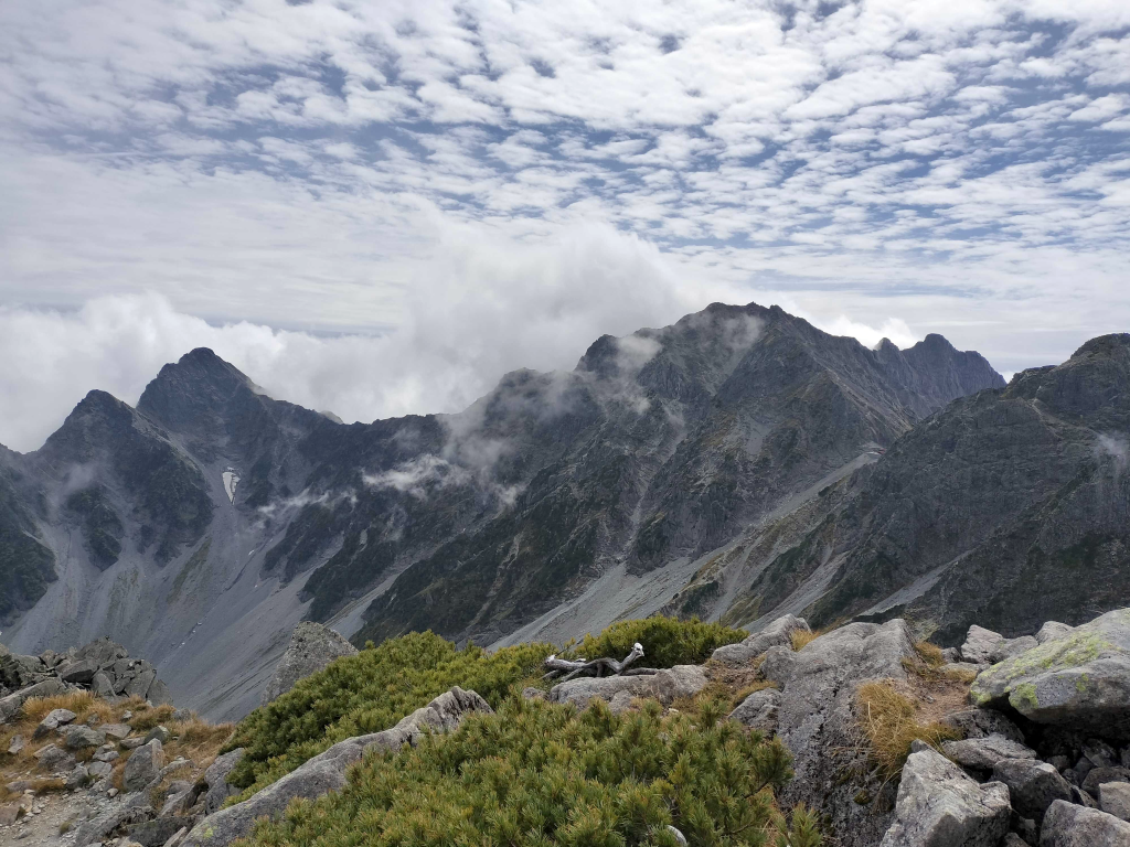 北穂高岳直下から見た奥穂高岳(右)、前穂高岳(左)