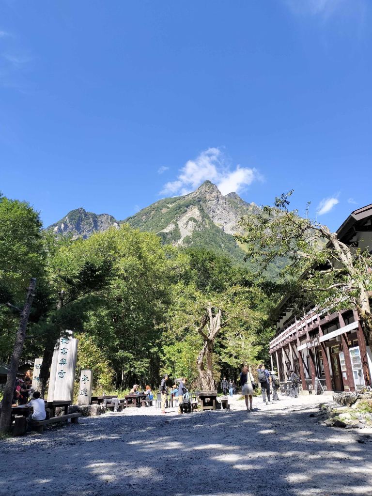 明神から見た明神岳