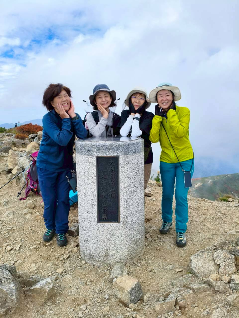 大朝日岳山頂で。余裕じゃなかったけど余裕のポーズ