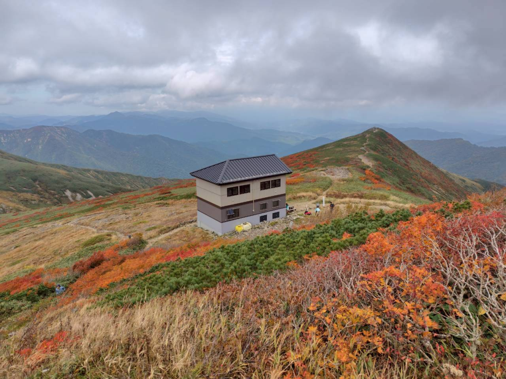 本日の宿の大朝日岳山頂避難小屋