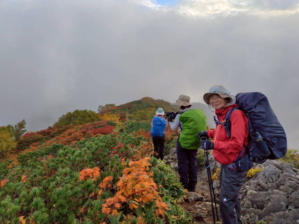 紅葉の中、まずは小朝日岳へ